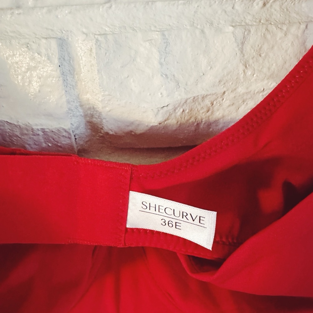 Smooth Red Underwire Bra with Supportive Straps - Picture 4 of 5